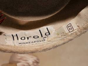 lot 421 image: Vintage Womens 40s Hats