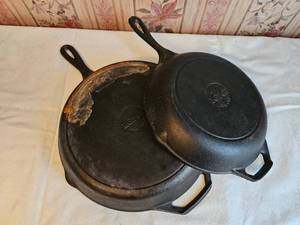 lot 252 image: Lodge Cast Iron Skillets Set
