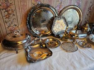 lot 425 image: Silverplate Collection of Serving Ware