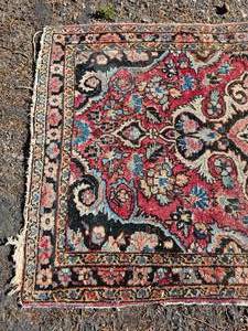 lot 42 image: Vintage Hand-Knotted Sarouk Style Rug  45 x 25