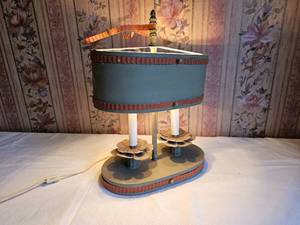 lot 428 image: Vintage Daisy Bouillotte Lamp