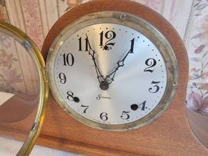lot 430 image: Nepoleon Hat Mantel Clock