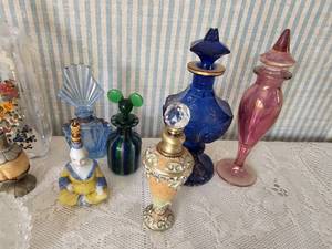 lot 433 image: Collection of Vintage Perfumes