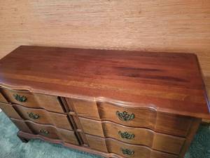 lot 492 image: Beautiful Vintage Hardwood Vanity Height Dresser by Century Furniture