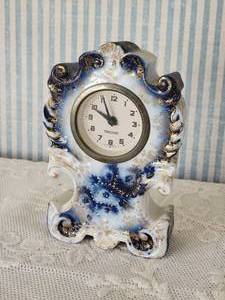 lot 88 image: Vintage Mercedes Bavarian Fine Flo Blue Porcelain Desk Clock