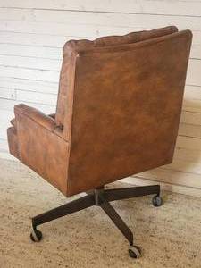 lot 26A image: Vintage Classic Leather Inc. Tufted Office Chair