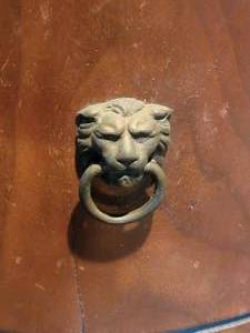 lot 81 image: Elegant Humidor Drum Accent Table with Lion Head
