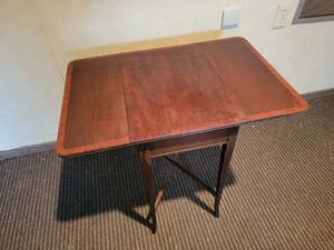 lot 80 image: Brilliant Antique Drop Leaf Accent Table by Imperial