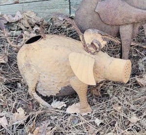 lot 58 image: Adorable Metal Garden Sculpture Pair - Pig & Chicken