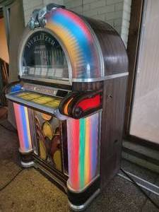 lot 1 image: 1973 Wurlitzer 1050 Jukebox
