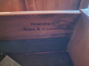 lot 25 image: Henredons Town & Country Provincial Display Cabinet Hutch