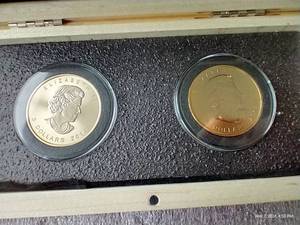 lot 98 image: (2) Gold-Plated Canadian Silver Maples in Wooden Collector Case