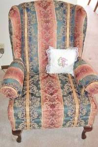 5 - Vintage Decorative Armchair with Lace Pillow