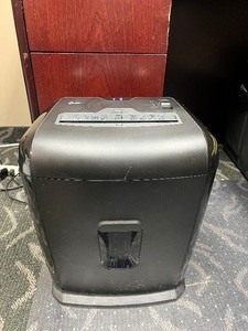 Quill 10-Sheet Cross-Cut Shredder Model QL-TXC102A.  works