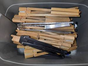 (23) Table top easels.
