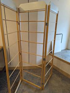 Wood accordion quilt rack style retail display