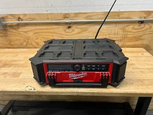 MILWAUKEE M18 Lithium-Ion Cordless PACKOUT RadioSpeaker
