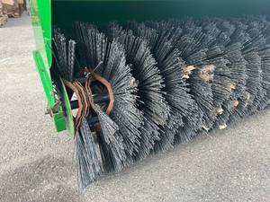 JOHN DEERE 60 Heavy Duty Broom Attachment