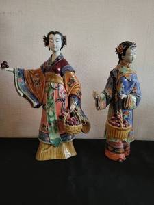 lot 68 image: Pair of Vintage Porcelain Chinese Figurines