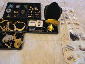 lot 109 image: Assorted Vintage Jewelry Collection