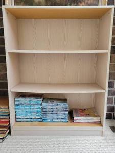 lot 115 image: Light Wood Grain Bookshelf - Three Shelves