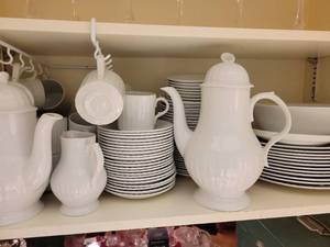 lot 131 image: Alfred Meakin Traditional Ironstone Leeds Dinnerware Set
