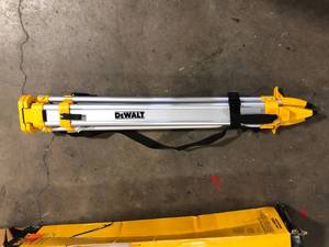 DEWALT Construction Tripod for Laser Level   Customer Returns See Pictures