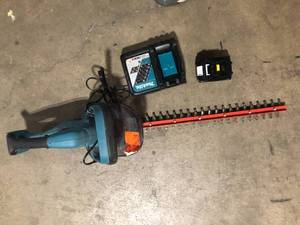 Makita LXT 22 in. 18V Lithium-Ion Cordless Hedge Trimmer battery and Charger are include  Customer Returns See Pictures