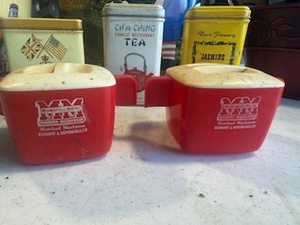lot 82 image: Miscellaneous VintageCollectible Containers