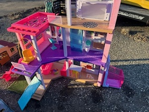 lot 42 image: Barbie Dreamhouse, Barbies