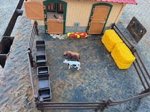 lot 43 image: Schleich Horse Barn and Playset
