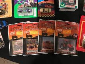 LOT OF 17 COLLECTIBLE TOYS -DIECAST CARS -  THE EASTWOOD COMPANY - SANTA CLAUS -