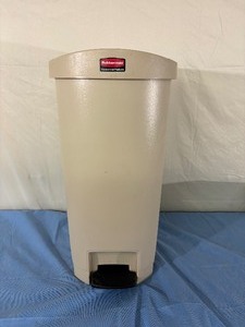 lot 114 image: MSRP $200 Rubbermaid 1883459 Slim Jim 13-Gallon Step-On Resin End Step Garbage Trash Waste Bin - Beige - In Excellent Condition