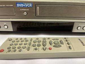 lot 101 image: Samsung DVD  VCR Model DVD-V2000 with Remote