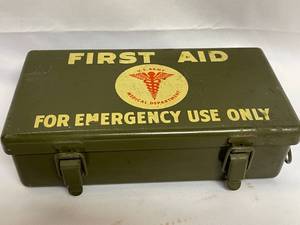 lot 117 image: Vintage Metal U.S. Army First Aid Kit