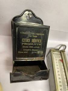 lot 127 image: Variety of Vintage Finds