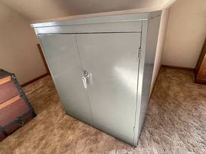 lot 265 image: Metal Storage Cabinet