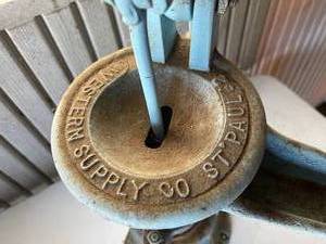 lot 281 image: Vintage Western Supply Company Cast Iron Water Pump