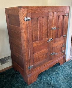 lot 6 image: Vintage Seeger Wooden Icebox  Vintage Seeger Patented Dry Air Refrigerator
