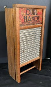 lot 40 image: Vintage Dubl Handi Washboard Cabinet