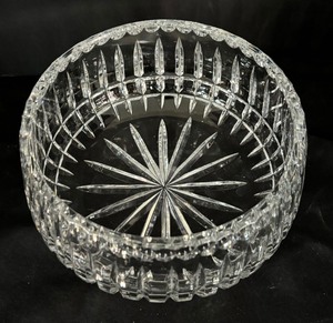 lot 60 image: Elegant Crystal Bowl