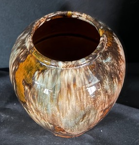 lot 63 image: Gorgeous Ceramic Vase