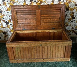 lot 72 image: Vintage Wooden Hinged Chest