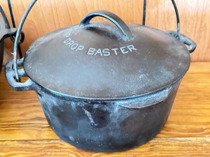 lot 212 image: Two Vintage Cast Iron Cooking Pieces including Vintage Cast Iron Wagner Drop Drop Baster