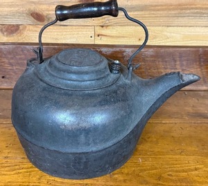 lot 18 image: Vintage Cast Iron Erie No. 6 Tea Kettle