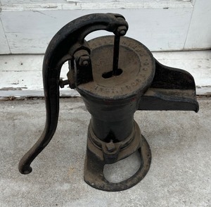 lot 306 image: Vintage Cast Iron Pump
