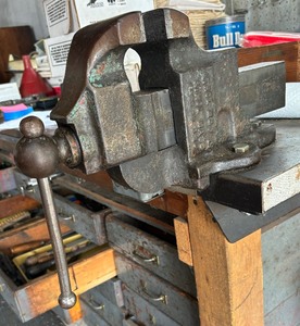lot 308 image: Athol Bench Vise