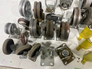 TABLE FULL OF CORNER GUARDS & VARIETY OF HEAVY DUTY CASTORS