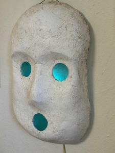 lot 64 image: Vintage Artisan Crafted Decorative Wall Ghost Mask by Cy DeCosse