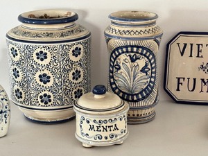 lot 40 image: Collection of Decorative Blue and White Italian Pottery Pieces